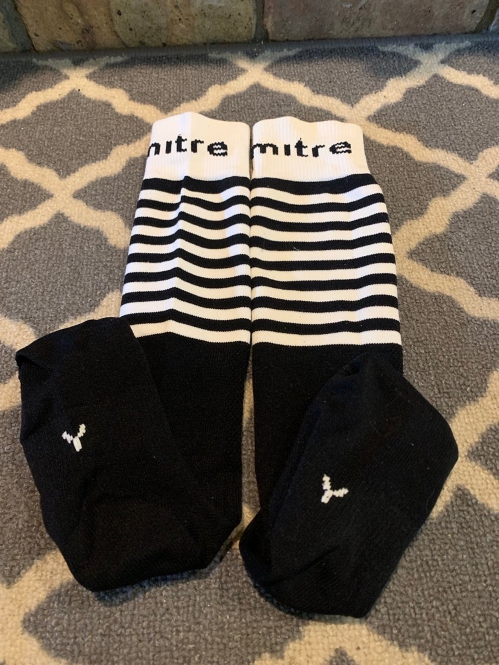 Kids soccer socks Mitre Black and White Socks size youth